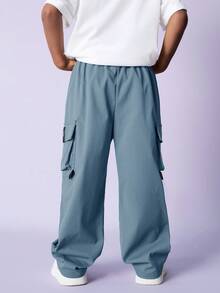 SHEIN 男童休闲嘻哈风宽松风衣，大贴袋设计，搭配织唛图案，运动休闲街头复古学院风阔腿裤 - 霧霾藍 - 查看 2