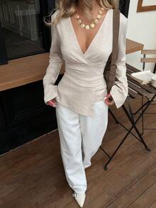 Siren Gaze 深 V 褶皱长袖修身女式 T 恤，时尚通勤腰部褶皱不对称下摆喇叭袖 V 领女式上衣，秋冬衬衫，优雅褶皱女式上衣 - 杏色 - 查看 5