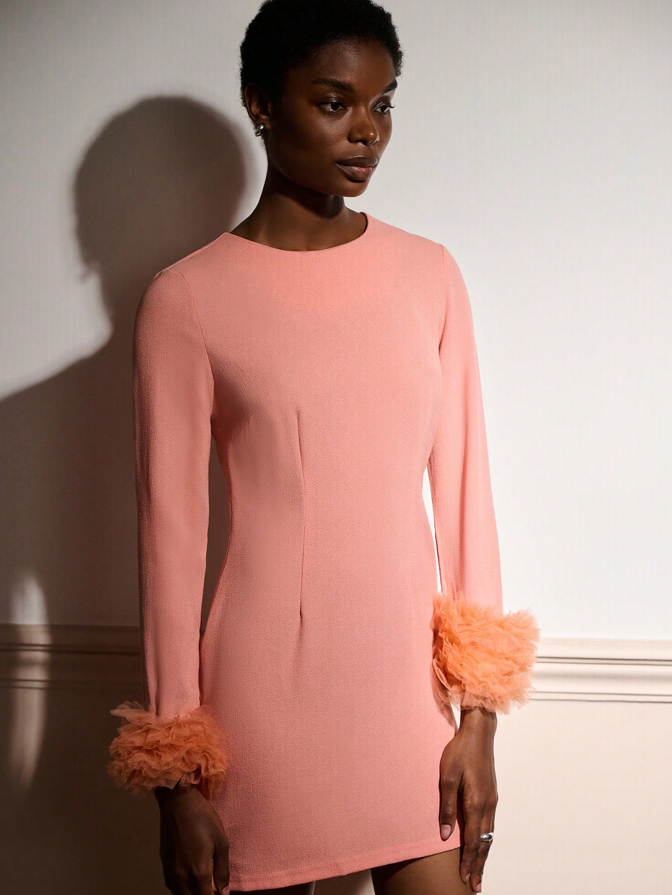 Vestido Mini Rosa com Punhos de Tule Dramáticos, Conjunto de Festa de Destaque