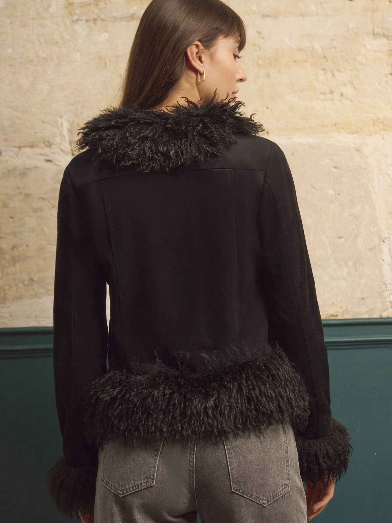 ブラックフェイクスエードジャケット、フェイクファーの襟とカフス、ヴィンテージスタイル、秋冬用ブラックフェイクファージャケット、レディースブラックファージャケット