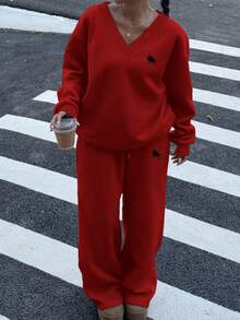SHEIN EZwear 女款小馬印花V領寬鬆街頭風休閒毛茸茸抓絨鬆緊鬆垮運動衫與運動褲套裝 秋冬圖案紅色 - 紅色 - 查看 4