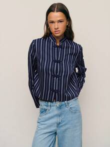 Nöista 这款长袖衬衫采用立领和纽扣前襟设计，修身剪裁，融合了传统中国元素和现代条纹细节，打造出复古现代的风格；适合文艺、休闲或略微正式的场合，易于搭配牛仔裤或简约连衣裙，是女士冬季穿搭、精致日常造型、节日圣诞装扮和优雅新年装束的百搭之选。 - 藏蓝色 - 查看 8