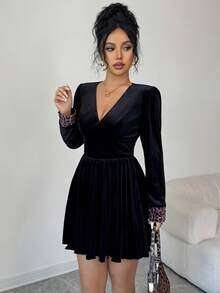 SHEIN Elenzya Vestido elegante y romántico con cuello en V, manga larga, fruncido, patchwork de terciopelo y estampado de leopardo en corte evasé, adecuado para otoño/invierno - Negro - Ver 5