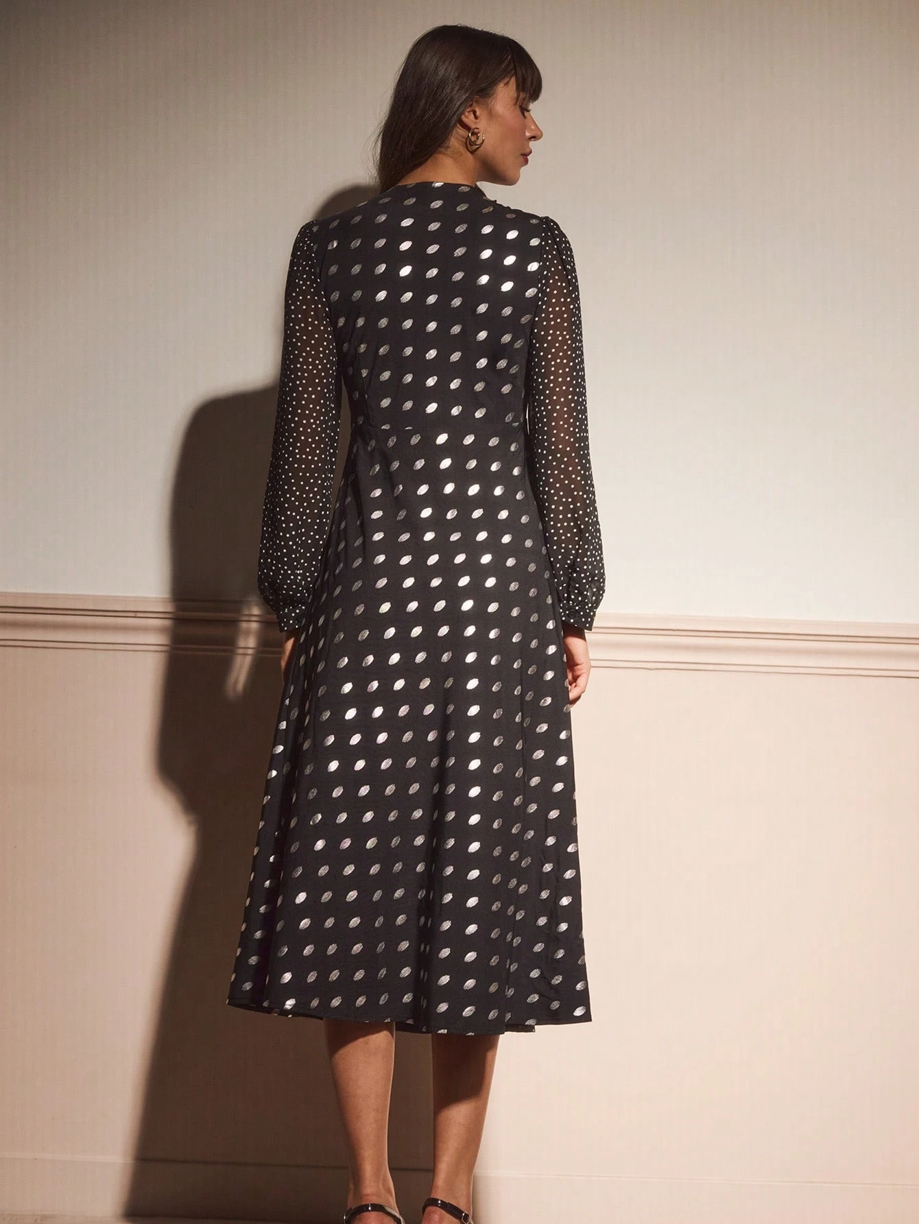 Schwarzes Midi-Kleid mit langen Ärmeln, gewebter Stoff mit metallischem Punktemuster, V-Ausschnitt, Vintage-Stil, elegant für Herbst und Winter