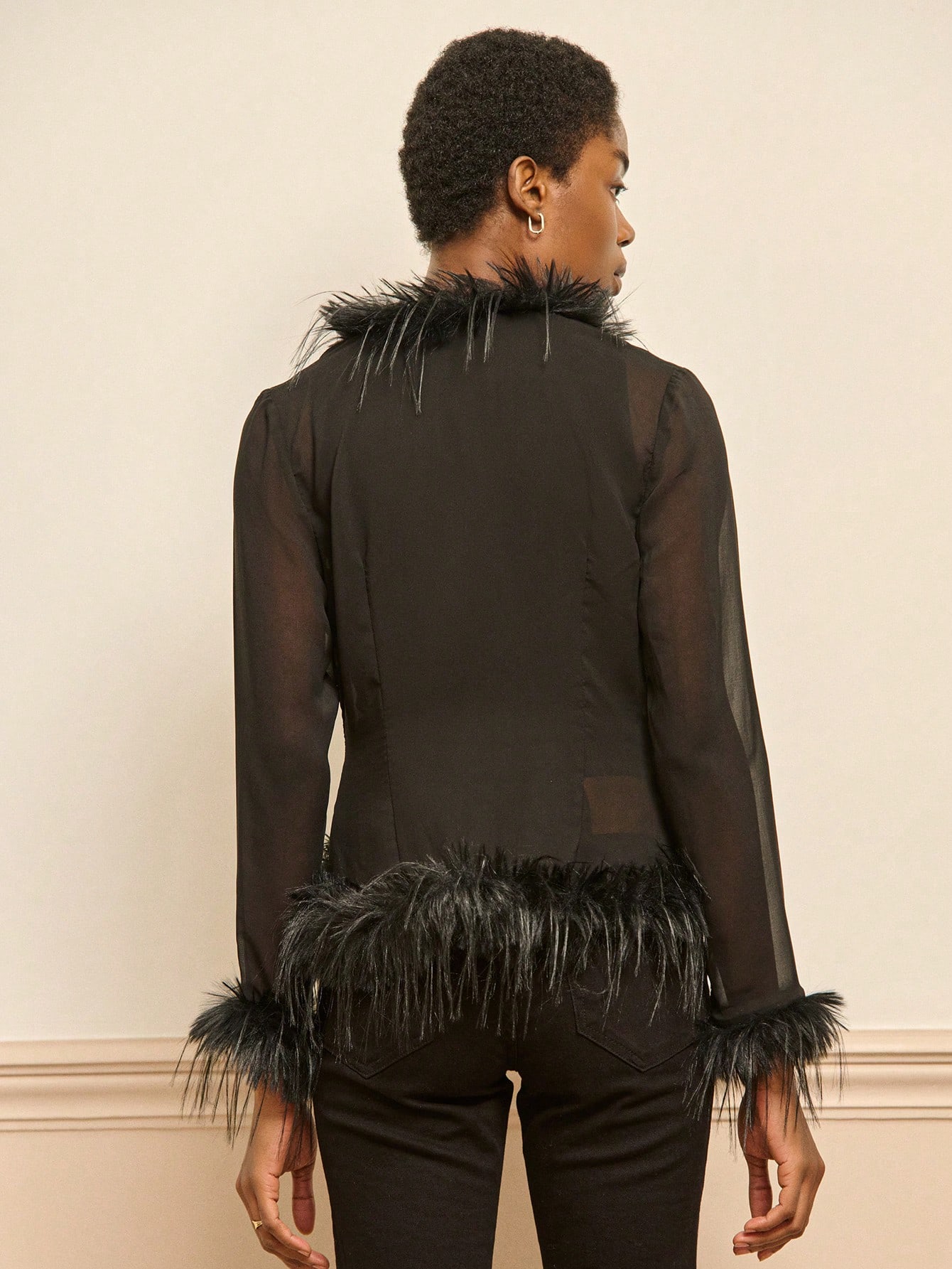 Blusa negra transparente con cuello y puños de borde de piel sintética, estilo vintage elegante para fiesta, otoño e invierno