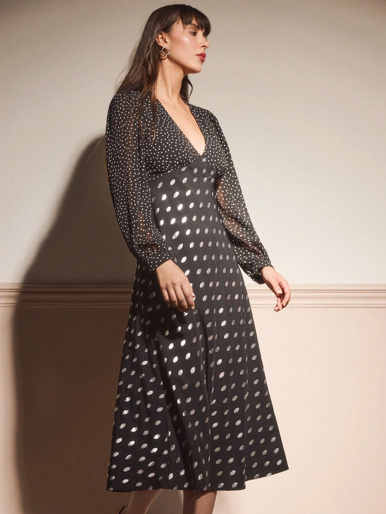 Schwarzes Midi-Kleid mit langen Ärmeln, gewebter Stoff mit metallischem Punktemuster, V-Ausschnitt, Vintage-Stil, elegant für Herbst und Winter