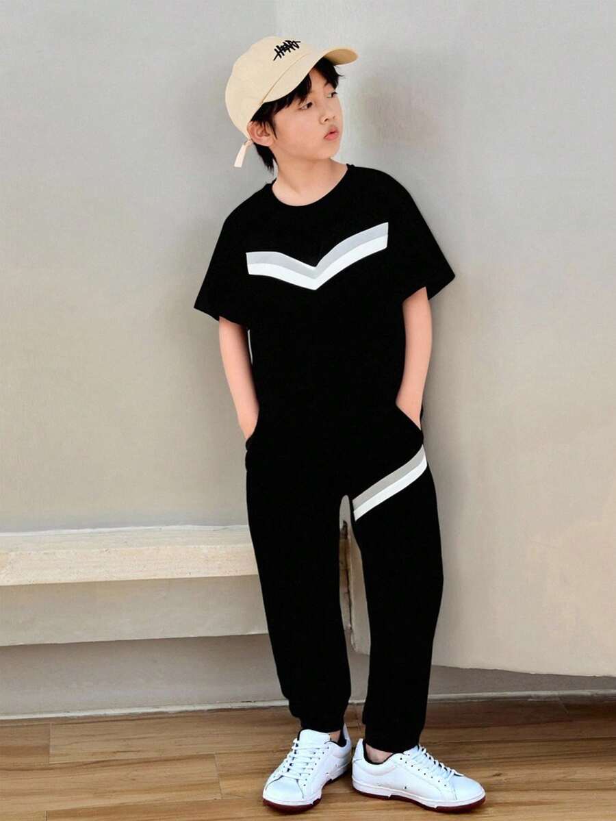 SHEIN Little Byeori 2 件套青少年男孩拼布针织柔软圆领插肩短袖套头衫和休闲裤套装,适合春夏季穿着 - 黑色 - 查看 1