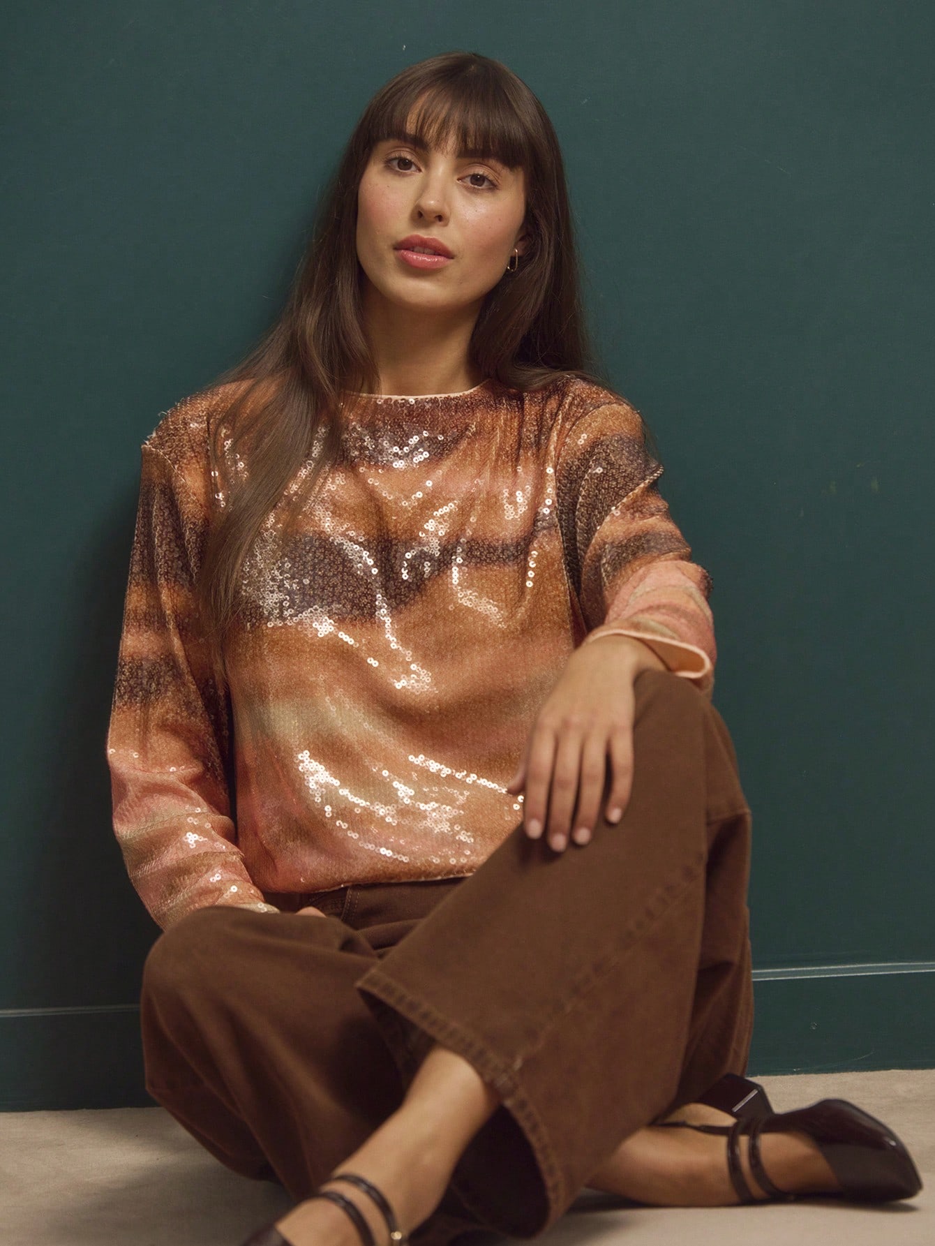 ピンクとブラウンのグラデーションスパンコール付きクロップドセーター、長袖、洗練されたフォール-ウィンター