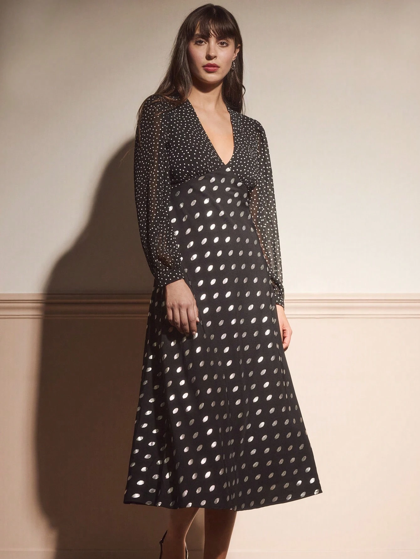 Schwarzes Midi-Kleid mit langen Ärmeln, gewebter Stoff mit metallischem Punktemuster, V-Ausschnitt, Vintage-Stil, elegant für Herbst und Winter