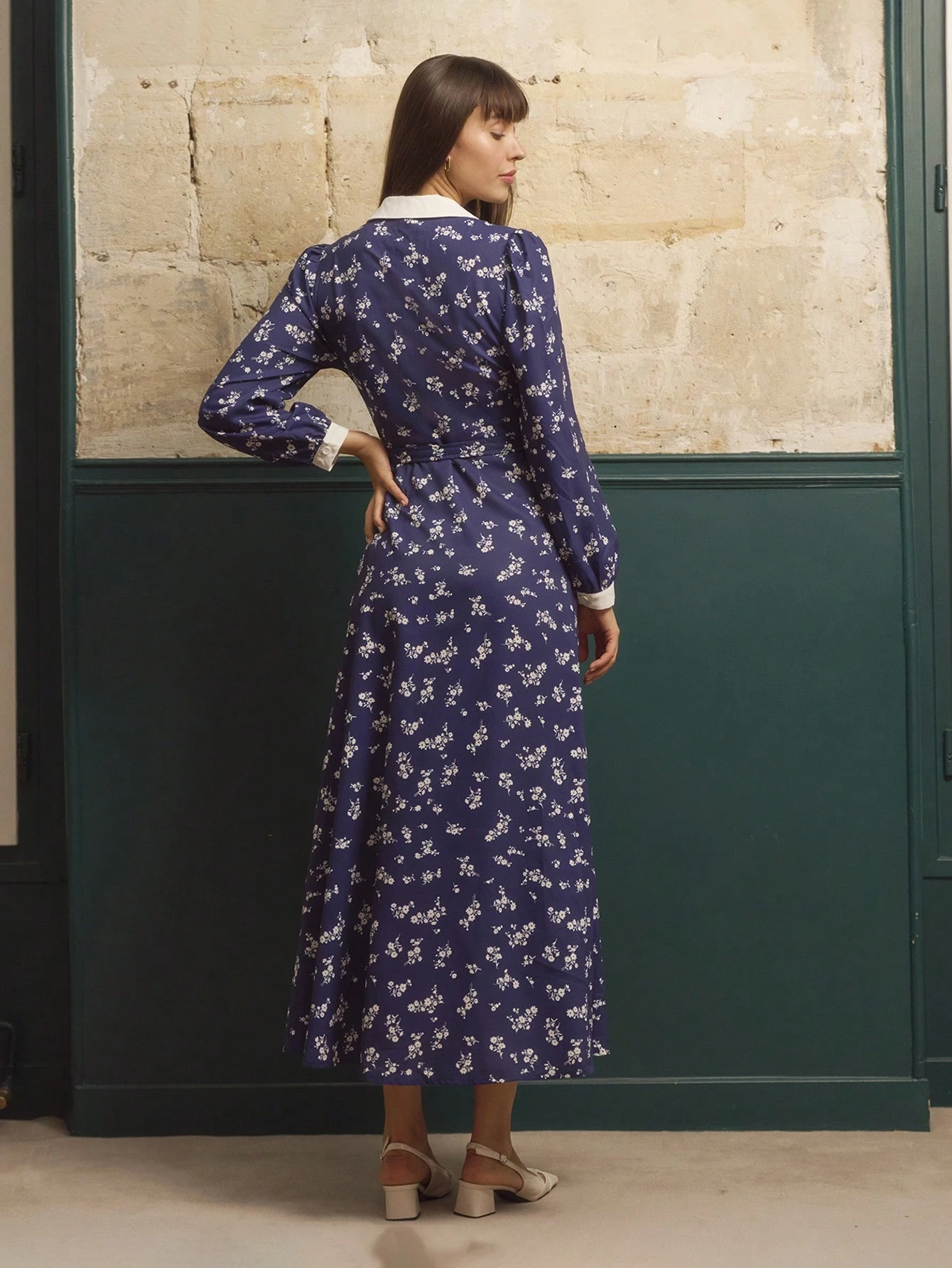 ネイビーブルーの花柄ロングドレス、コントラストの白い襟、マッチングベルト、長袖、エレガントな秋冬