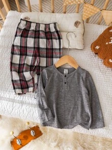 2 件装男婴针织纯色圆领套头衫和格子裤家居服套装，适合圣诞节