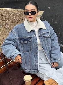 Dazy Plus 保暖内衬牛仔夹克，时尚街头风格，带口袋和撞色设计，大码女款 - 深色水洗藍 - 查看 6