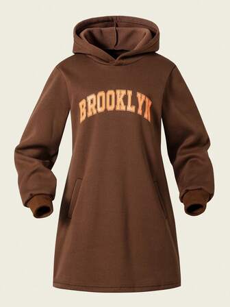 SHEIN Casuvi Kids 1 st trendig kaffefärgad lång stickad klänning för tweenflickor, mjukt och bekvämt tyg, lämplig för skolan, utomhusbruk, fotografering, bokstavstryck framtill