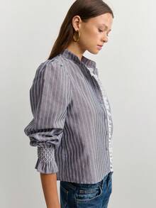 Nöista Blusa com listras verticais azuis e amarelas, gola mandarim, mangas bufantes longas, babado frontal e punhos franzidos. Perfeita para adicionar um toque vintage, ideal para looks chiques durante o dia e combina facilmente com saias ou calças. - Chumbo - Visão 5