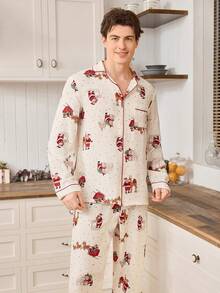CoupledUp 圣诞睡衣套装，雪花、驯鹿和圣诞老人印花，米色长袖上衣和裤子，男士睡衣套装，冬季服装 - 杏色 - 查看 4