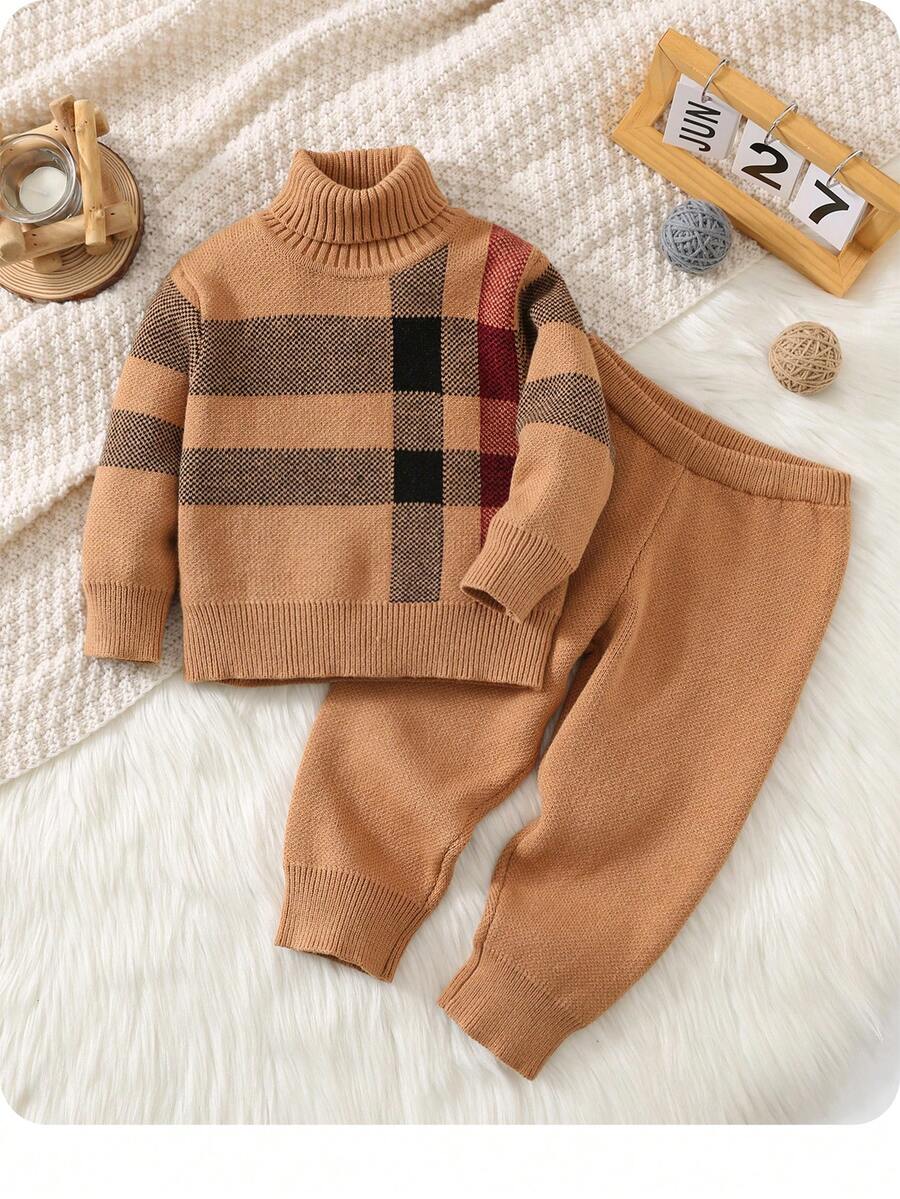SHEIN 男婴 2 件套高领格纹毛衣和慢跑裤套装，休闲风格，适合秋冬季日常穿着 - 卡其色 - 查看 1
