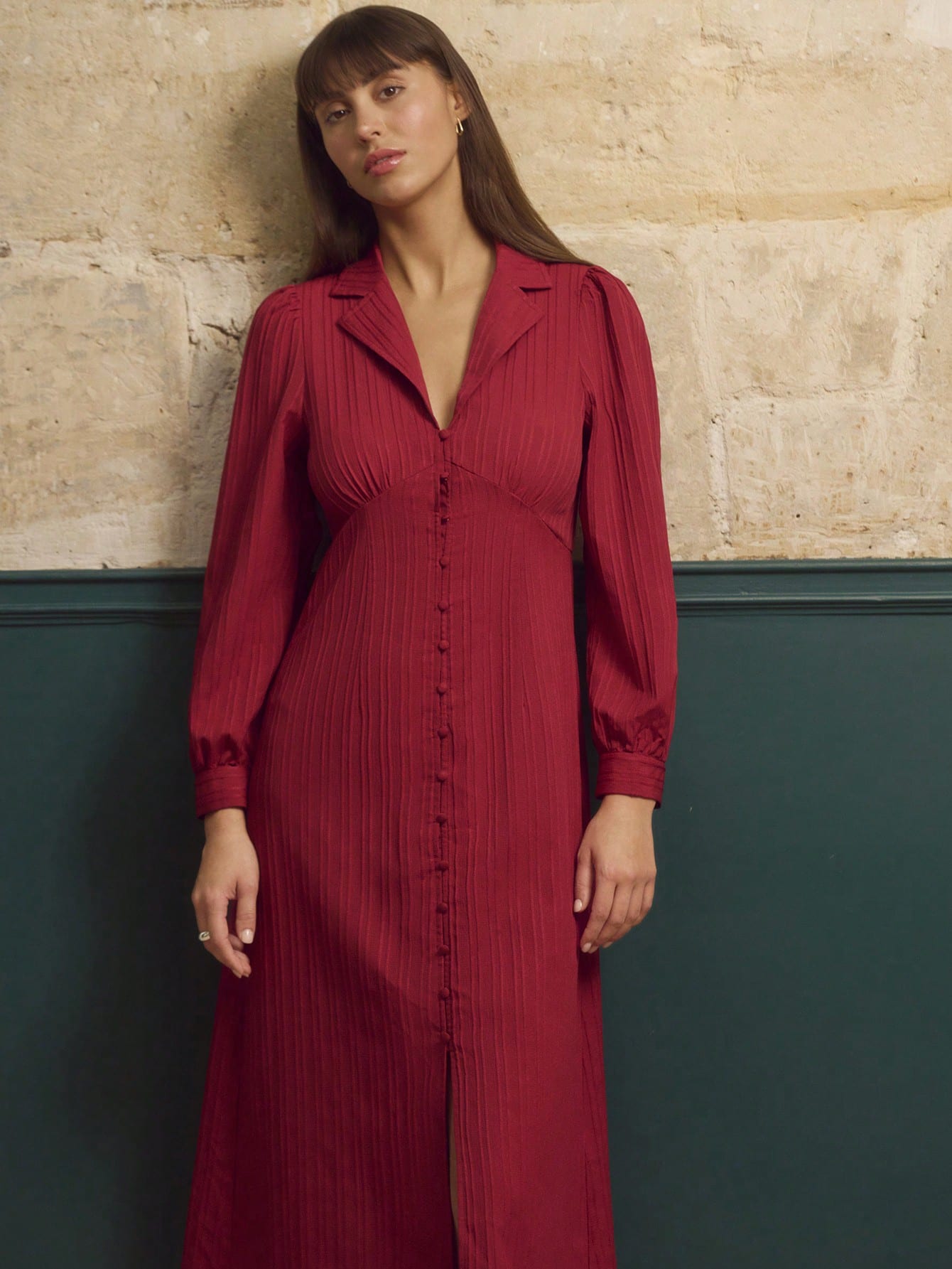 赤いジャガード ストライプ ミディアムドレス、ボタン前開き、襟付き ヴィンテージスタイル 秋冬