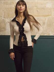 lacRébo Chemise en tricot beige avec volants noirs contrastants et manches longues avec poignets évasés. Style vintage chic pour l'automne et l'hiver.