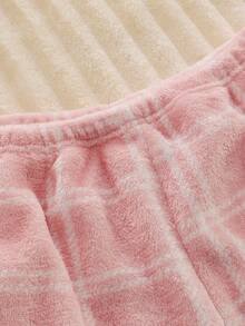 2 件圣诞快乐少女睡衣套装，毛茸茸的浅粉色长袖上衣和粉色格子裤，鲜艳印花弹性柔软面料，可机洗舒适配套服装（单独出售）