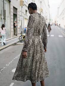 Maija 女士时尚蛇皮印花锁孔扭纹领荷叶边袖喇叭下摆连衣裙，不含腰带，春秋装 - 彩色 - 查看 3