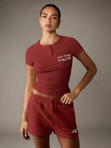 MISSGUIDED 亨利扣短袖T恤，运动印花，适合日常休闲穿着 - 酒紅色 - 查看 6