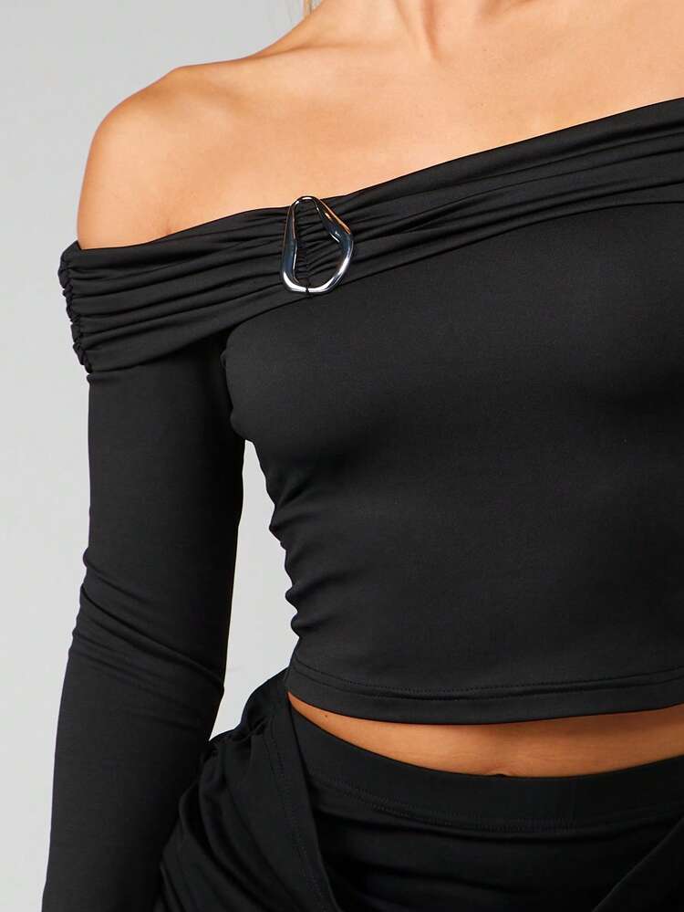 MISSGUIDED Off-Shoulder Crop Top With Ruched Detailing And Hardware Accent For Fall Evening Looks