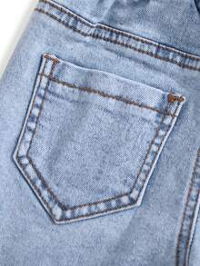 SHEIN Explorewe 1 pieza Jeans de pierna acampanada con cintura elástica para niña, estilo casual, lindo y dulce para fiestas, vacaciones y campo. Tela de mezclilla elástica y cómoda de color azul medio lavado. Diseño de cintura elástica y pierna acampanada, adecuado para uso diario, ya sea jugando en casa o saliendo, mantiene al niño cómodo y con estilo. - Lavado ligero - Ver 7
