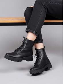 Botas urbanas para mujer tipo combate, disponibles en diferentes colores; diseño moderno ideal para outfits casuales, urbanos, street style, festivales, días de campo, paseos, trabajo o salidas nocturnas. Ofrecen confort, resistencia y estilo, con cierre lateral y ajuste de agujetas, perfectas para combinar con jeans, vestidos, faldas y todo tipo de prendas en cualquier temporada. - Negro - Ver 3