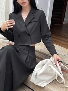 DAZY 2 件套女式休闲短款西装外套和 A 字褶裙套装，宽松设计 V 领双排扣 - 深灰色 - 查看 1