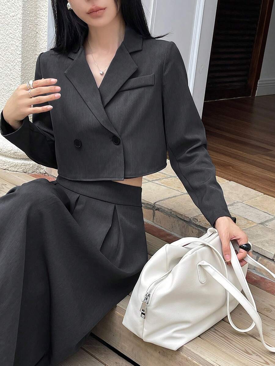 DAZY 2 件套女式休闲短款西装外套和 A 字褶裙套装，宽松设计 V 领双排扣 - 深灰色 - 查看 1