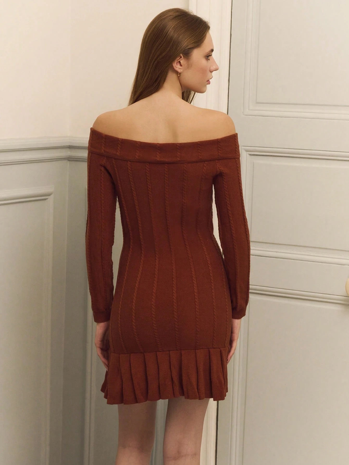 Vestido mini de punto marrón con volantes y detalles de cable, para cualquier ocasión