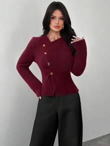 عنابي اللون