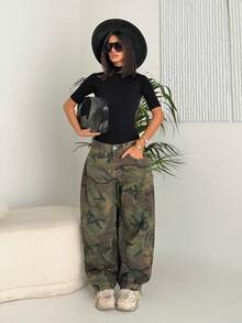 Ronhire بنطال جينز نسائي سائب معرَّق بأنماط التمويه العشوائية - أخضر عسكري - مشاهدة 1