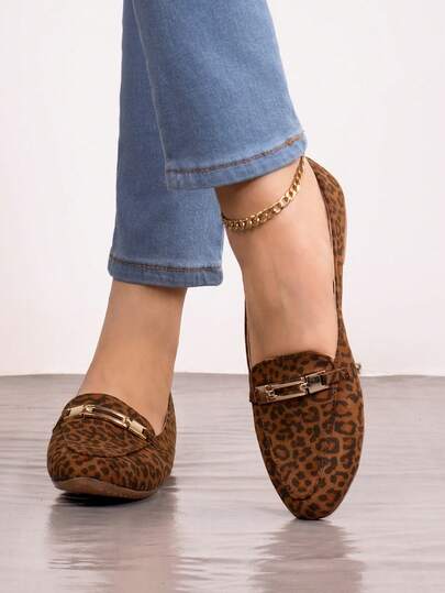 Loafers con estampado animal print y detalle metálico dorado