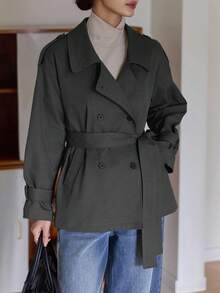 DAZY Áo khoác trench coat ngắn rộng rãi, thoải mái có ve áo dành cho nữ kèm thắt lưng trang trí - Màu xám đen - Xem 4