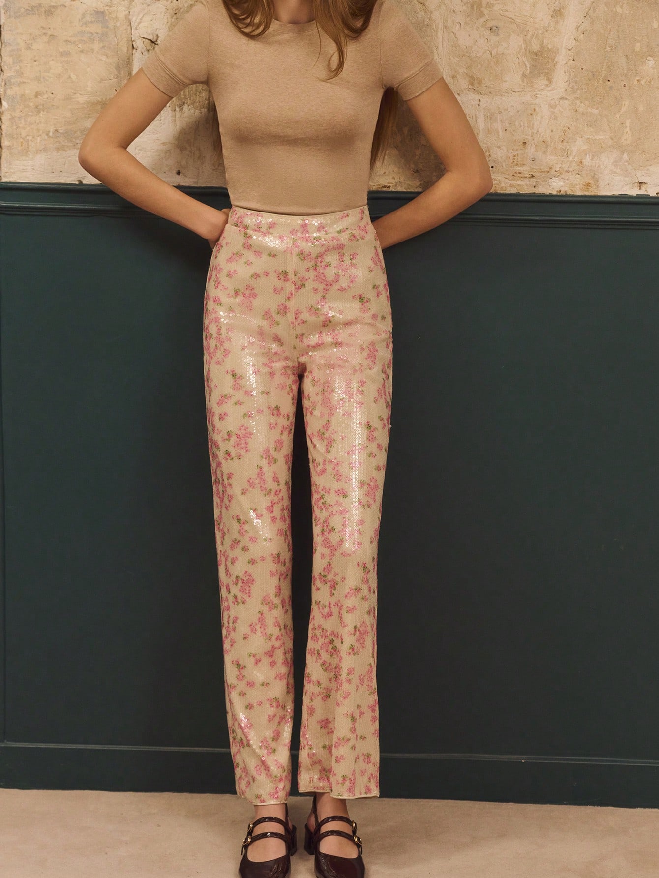 Hochgeschnittene gerade Hose in rosa Blumen-Pailletten-Chic für Partys