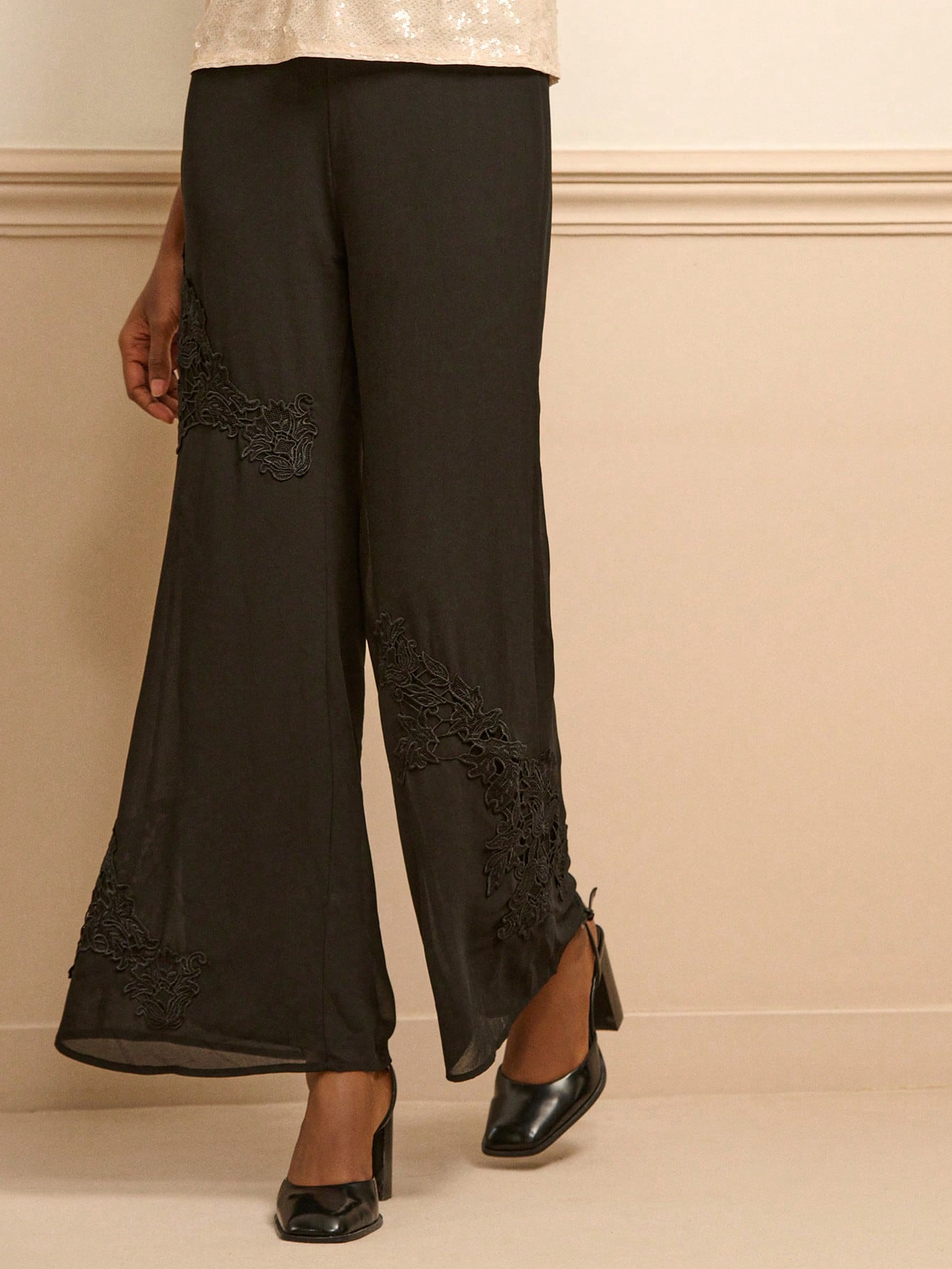 Calça Flare de Chiffon de Cintura Alta Preta com Detalhe de Renda Aplicada, Estilo Vintage de Outono e Inverno