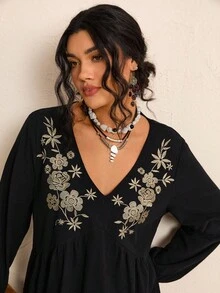 SHEIN LUNE 大码休闲花卉刺绣V领连衣裙 - 黑色 - 查看 10