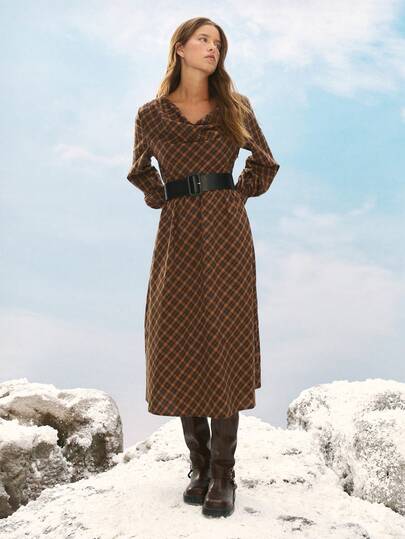 Nöista 这款棕色格子中长连衣裙经典而柔美，配有垂坠领口和腰带，是秋冬季节的完美之选。精致的棕色连衣裙，轮廓优美，适合女性穿着。