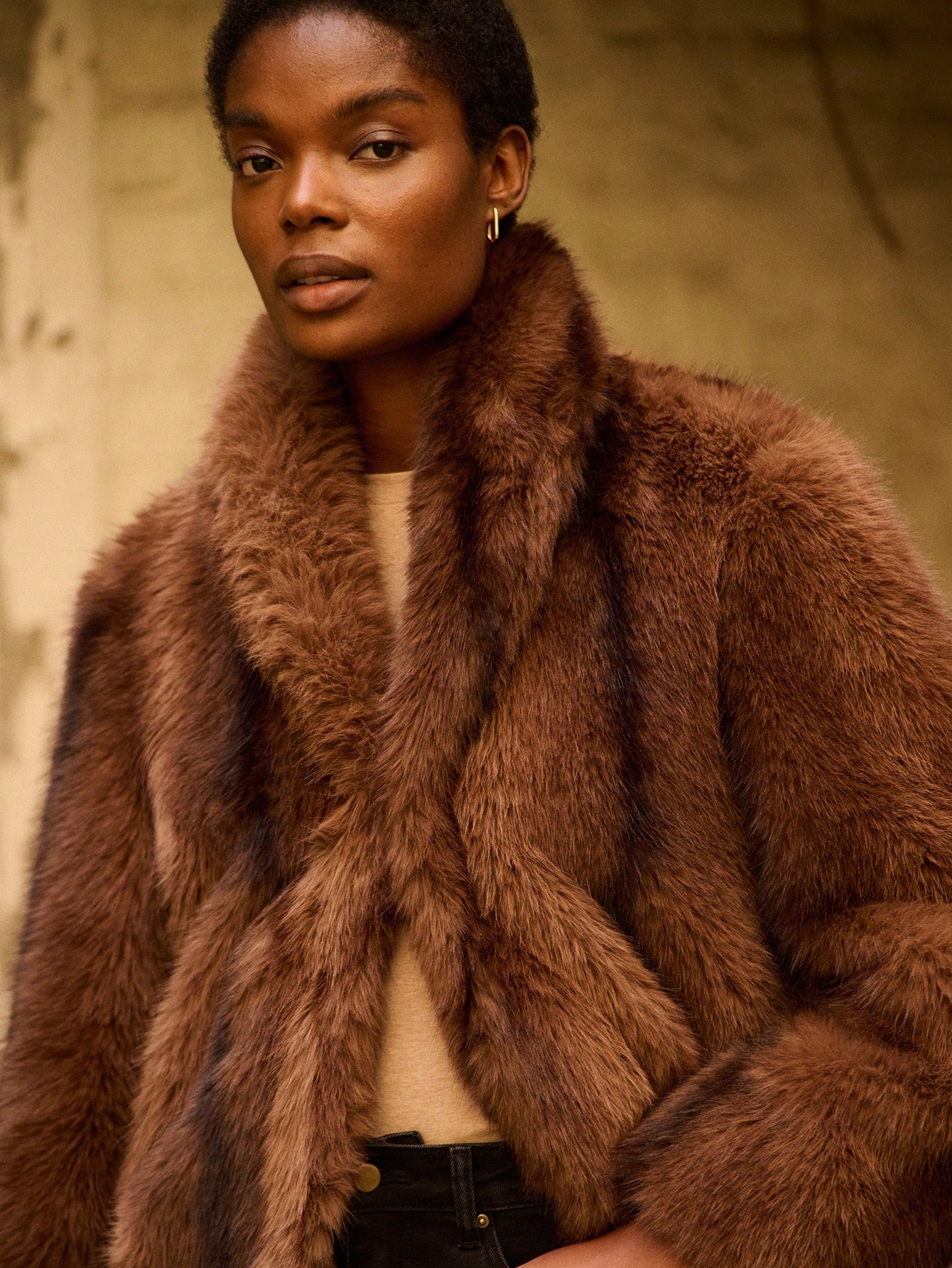 Cappotto oversize in stile vintage in ecopelliccia marrone cioccolato, caldo e accogliente, adatto per l'autunno e l'inverno