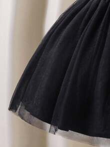 SHEIN Glamorique Kids 女孩露肩蝴蝶结装饰派对连衣裙，优雅迷人，适合日常、派对、聚会穿着，展现女孩的纯真与风格 - 黑與白 - 查看 3