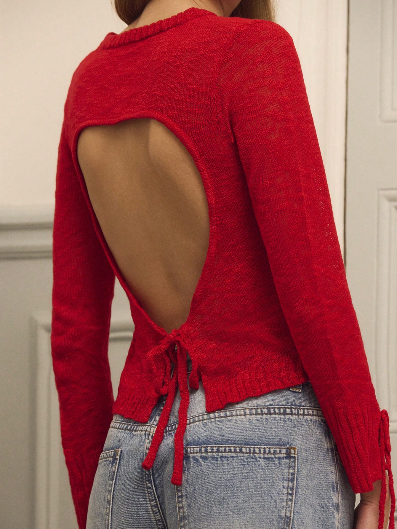 Gestrickter Rundhals-Pullover mit offenem Rücken und Herzformen, rotes Top, rückenlos, mit Trägerdetails