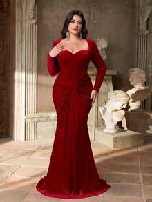 Aureia فستان سهرة أنيق وطويل الأكمام مزخرف بتصميم قلب أحمر رومانسي مع تجعيد عند الخصر وذيل مذنب (تصميم مزخرف بشكل كبير) للمقاسات الكبيرة - الأحمر - مشاهدة 2