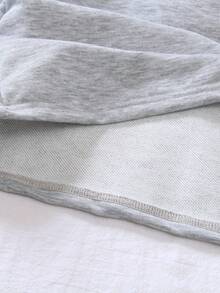 Genkimix Kids 女童活力字母印花长袖连帽衫和宽松长裙套装。采用有意义的字母印花设计，宽松版型，落肩袖设计，方便活动，适合上学、居家、郊游、派对、生日、运动等场合。 - 灰色 - 查看 8