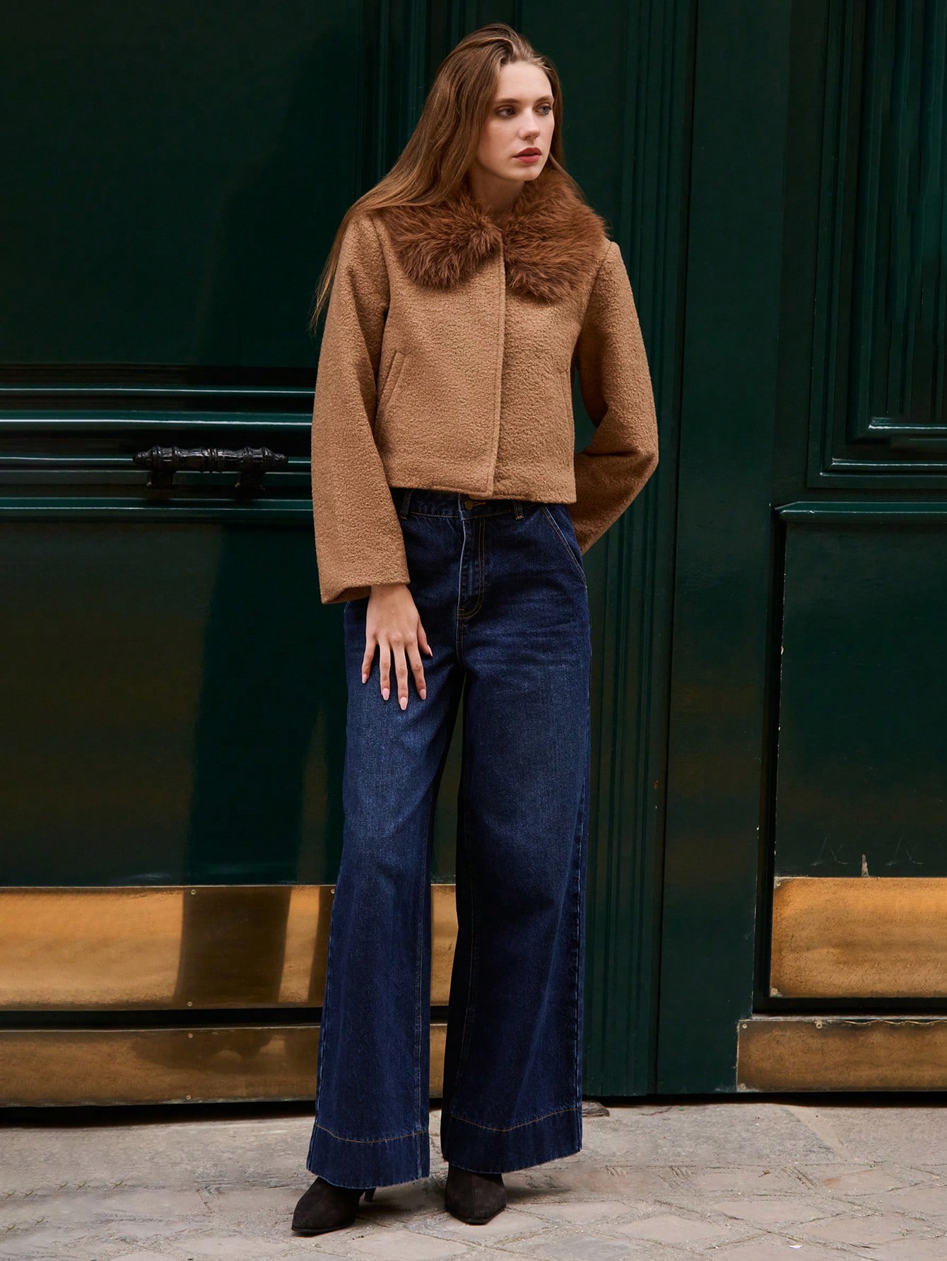 Jasnobrązowa tweedowa krótka kurtka z brązowym kołnierzem i mankietami ze sztucznego futra, styl vintage jesień-zima