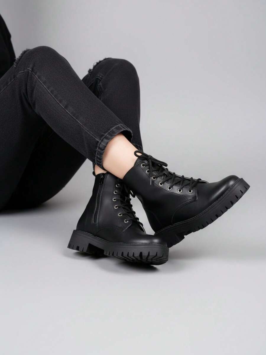 Botas urbanas para mujer tipo combate, disponibles en diferentes colores; diseño moderno ideal para outfits casuales, urbanos, street style, festivales, días de campo, paseos, trabajo o salidas nocturnas. Ofrecen confort, resistencia y estilo, con cierre lateral y ajuste de agujetas, perfectas para combinar con jeans, vestidos, faldas y todo tipo de prendas en cualquier temporada. - Negro - Ver 1