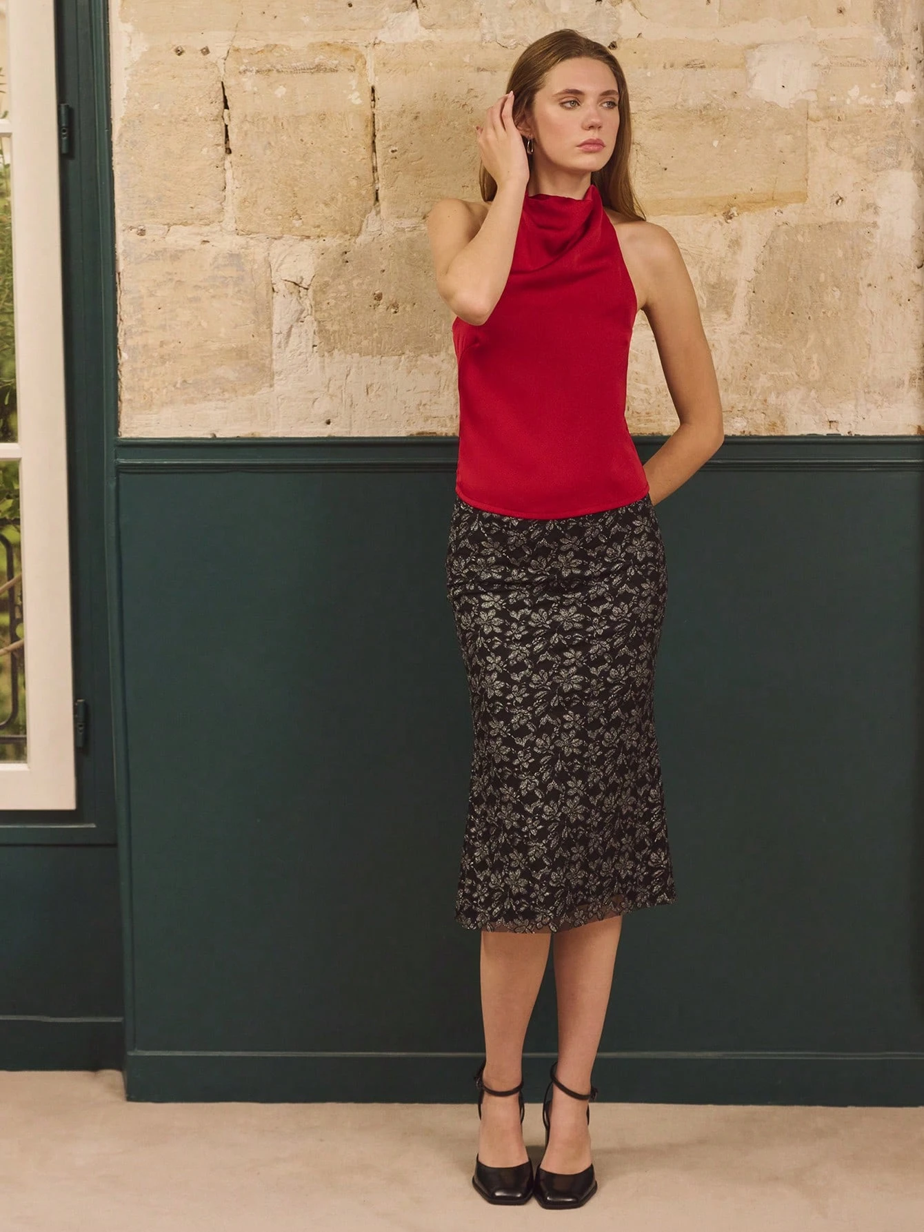 Schwarzer figurbetonter Midi-Rock aus metallisch-floraler Spitze, elegant für Partys, Herbst und Winter