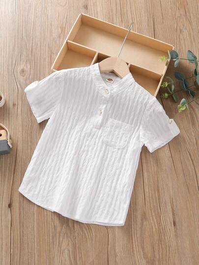 قميص شبابي بنصف أزرار وتماسك أكمام مزيف