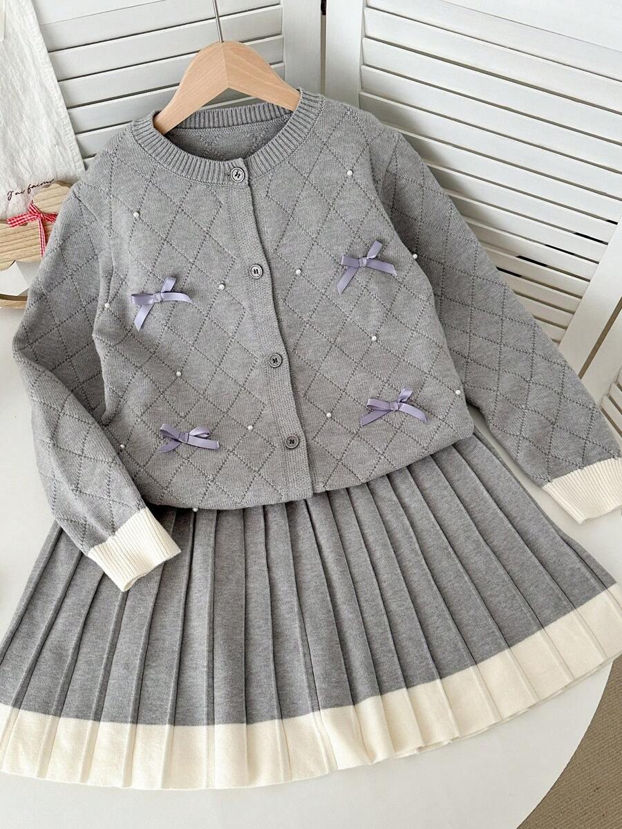Genkimix Kids 青少年女孩蝴蝶结装饰圆领纽扣前长袖上衣和百褶裙毛衣套装 - 灰色 - 查看 1
