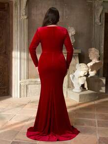 Aureia فستان سهرة أنيق وطويل الأكمام مزخرف بتصميم قلب أحمر رومانسي مع تجعيد عند الخصر وذيل مذنب (تصميم مزخرف بشكل كبير) للمقاسات الكبيرة - الأحمر - مشاهدة 4